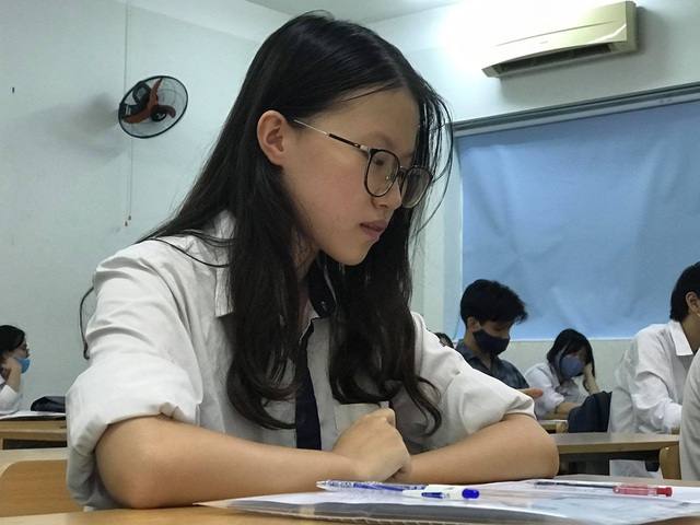 Cùng với duy trì phương thức thi trên giấy, chúng ta sẽ tính toán để từng bước chuẩn bị đưa vào thi trên máy tính sau này.
