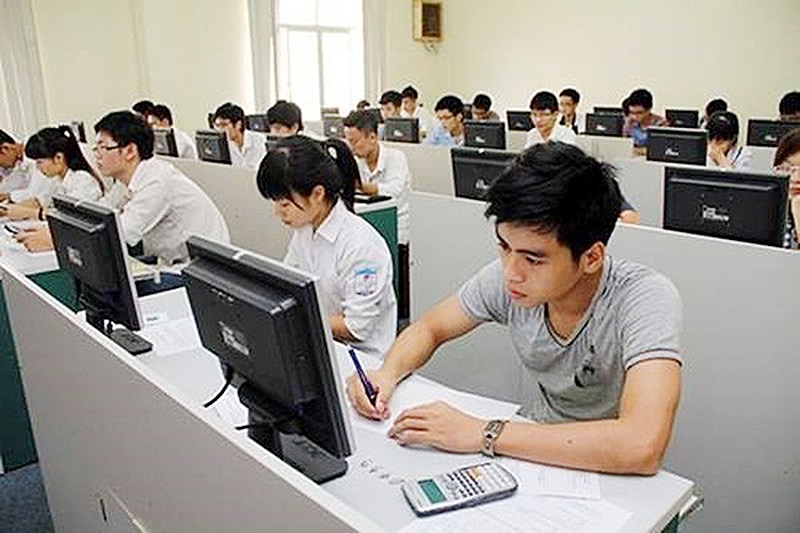 Thí sinh thi đánh giá năng lực đầu vào trên máy tính do ĐHQG Hà Nội tổ chức.