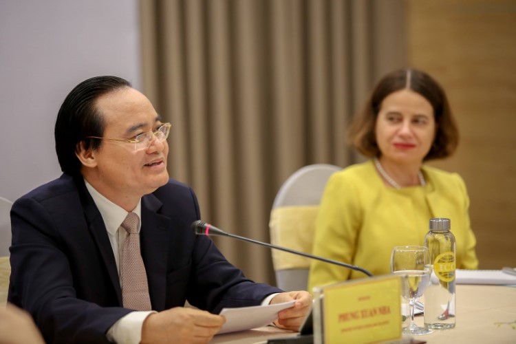 Bộ trưởng Phùng Xuân Nhạ phát biểu tại hội thảo.