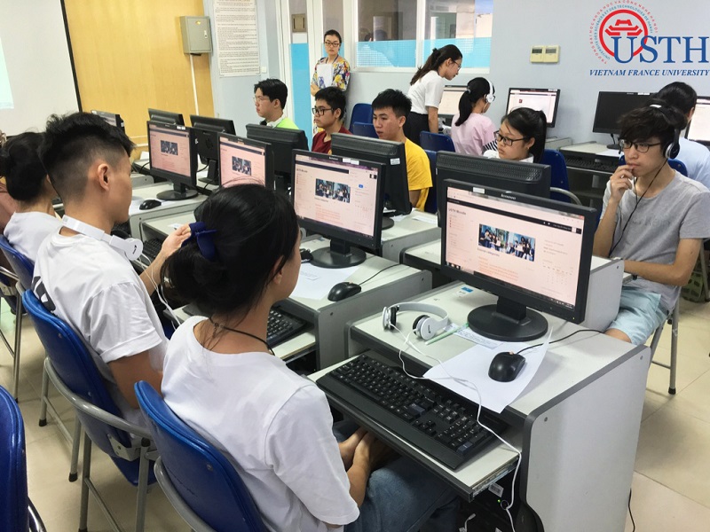 Đại học Khoa học và Công nghệ Hà Nội kiểm tra năng lực tiếng Anh đầu vào của thí sinh trên máy tính.