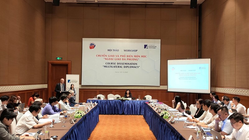 Toàn cảnh hội thảo “Chuyển giao và phổ biến môn học Ngoại giao đa phương”.