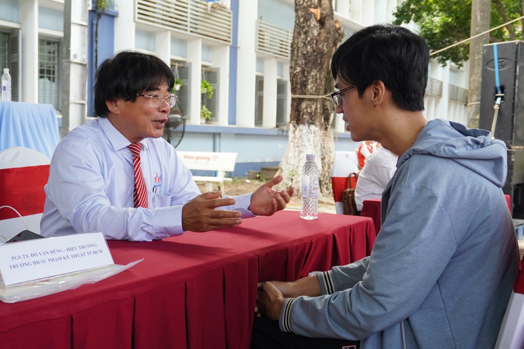 Ông Phùng Quán, Trưởng phòng Thông tin - Truyền thông, Đại học Khoa học Tự nhiên (Đại học Quốc gia TP.HCM) nói: “Hiện nay, nhóm ngành Công nghệ thông tin đang khát nhân lực, nhưng không phải ai học xong cũng sẽ được tuyển dụng. Những ngành này yêu cầu tư duy logic, sự sáng tạo và ngoại ngữ ở mức giỏi".
